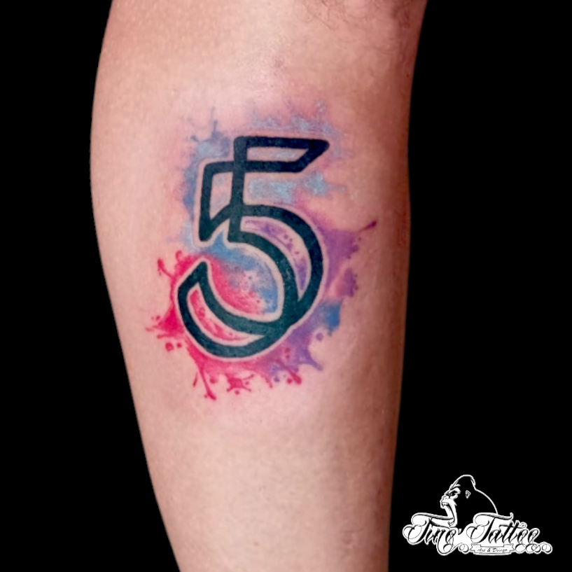 Tatuaje del número cinco con salpicaduras en tonos rosados, lilas y azules