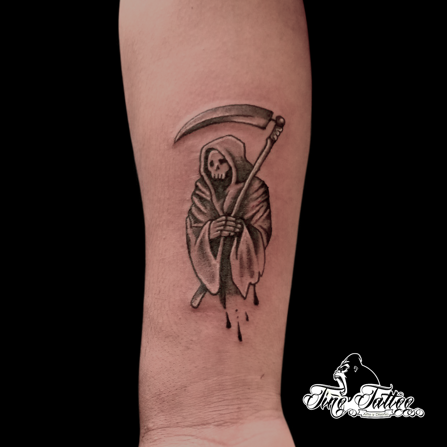 Tatuaje blackwork de una parca sosteniendo una guadaña