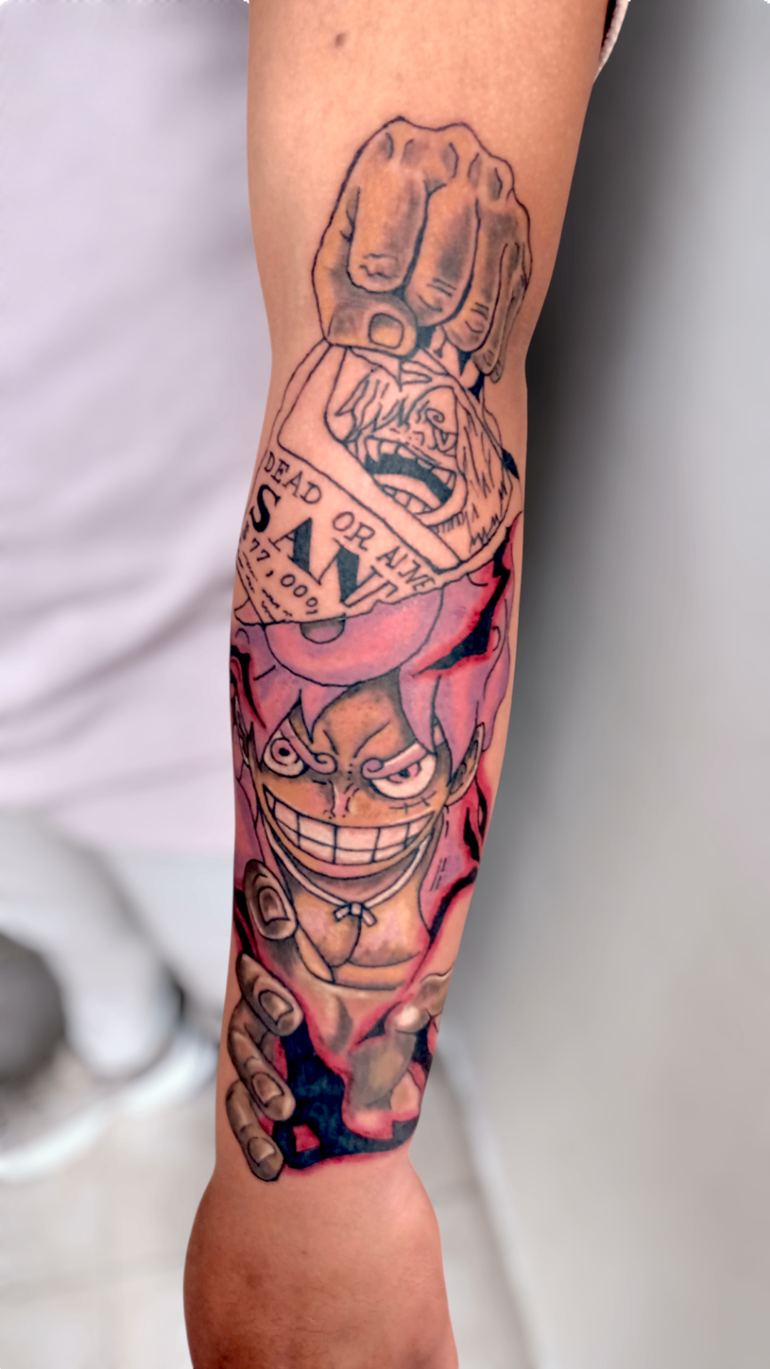 Tatuaje anime de One Piece a color en antebrazo