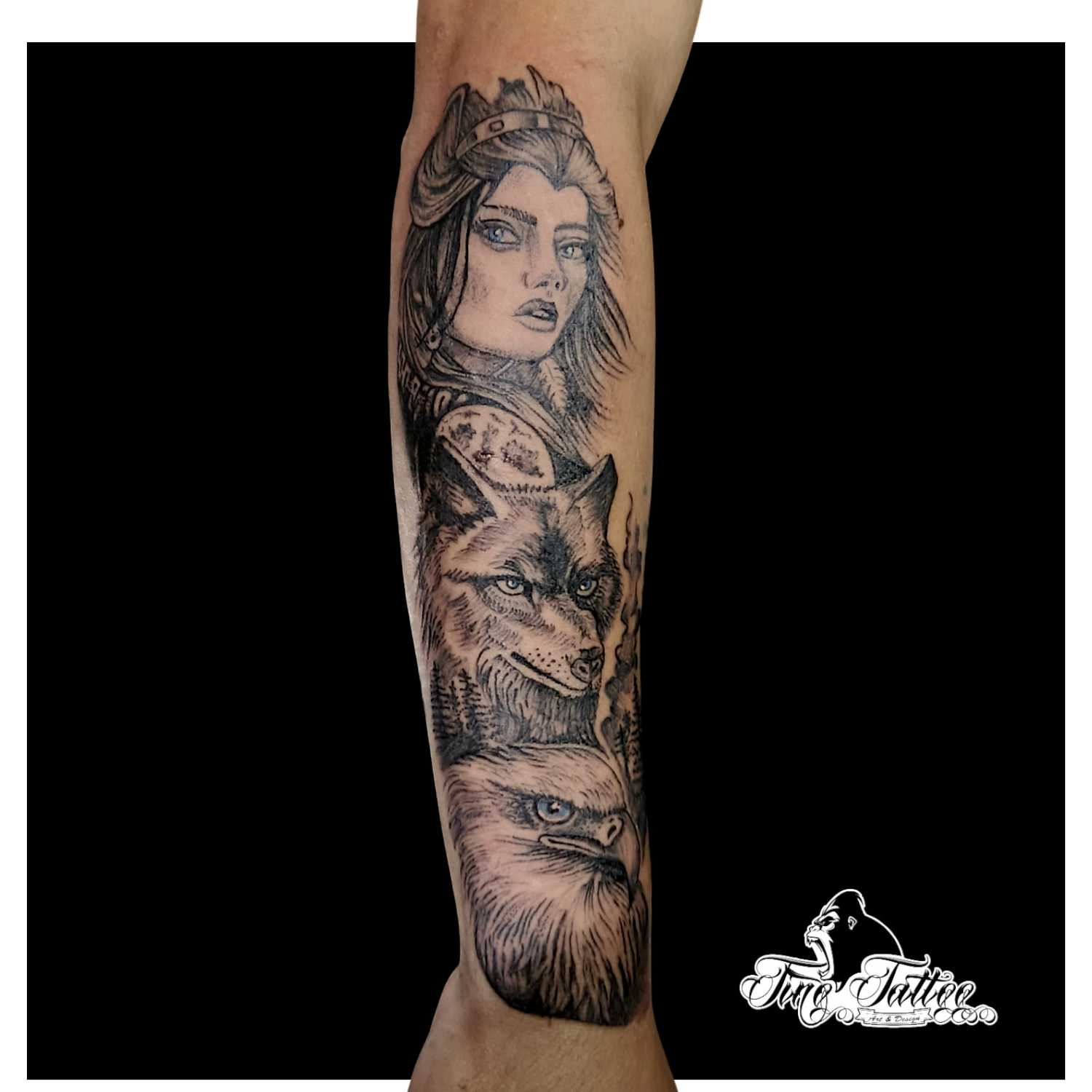 Tatuaje blackwork de rostro femenino con lobo y águila en composición vertical