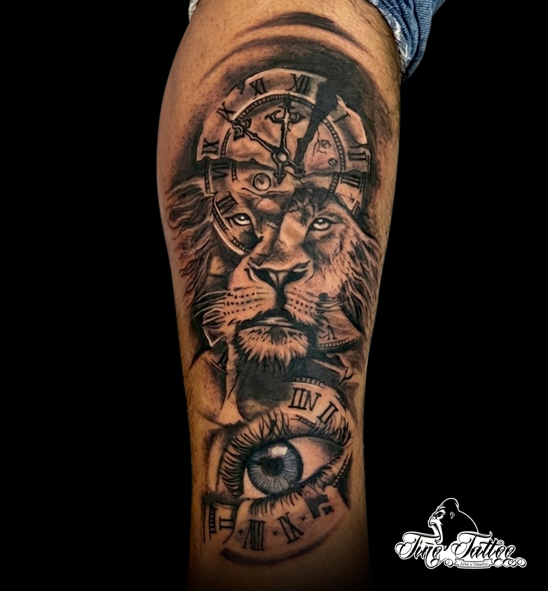 Tatuaje blackwork de león con relojes romanos y ojo realista en composición vertical
