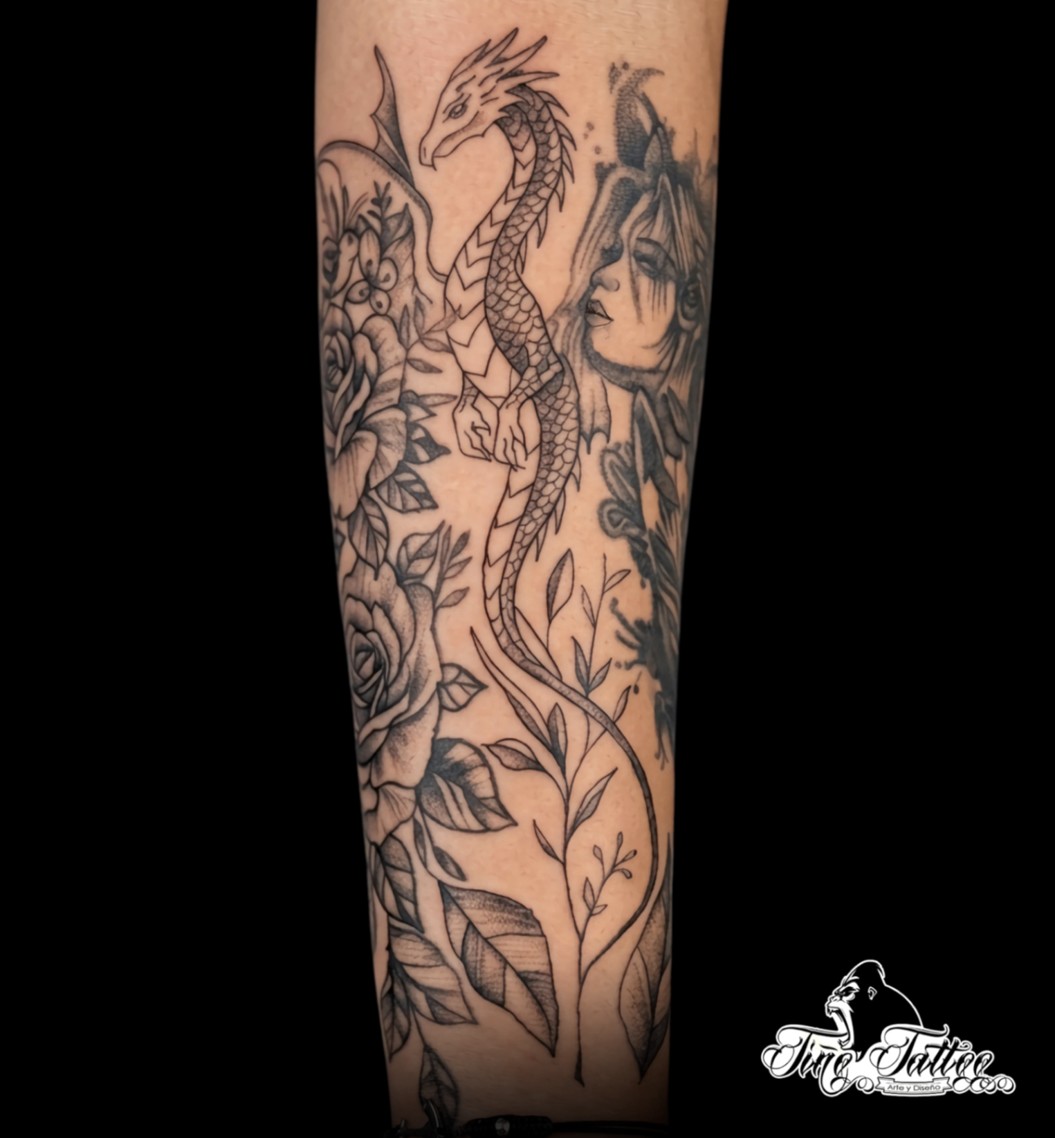 Tatuaje blackwork de dragón con flores