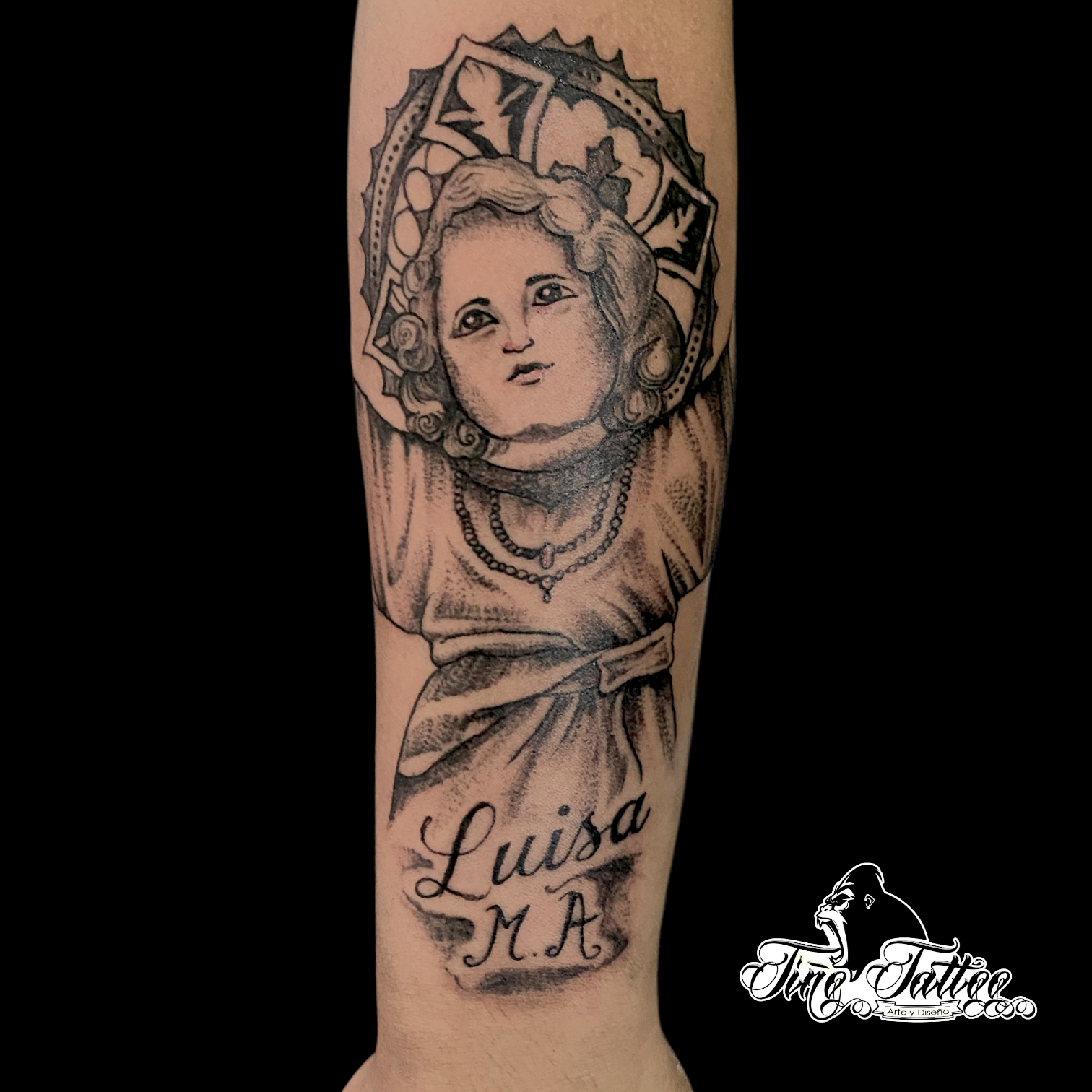 Tatuaje blackwork de figura religiosa con nombre en lettering en la parte inferior