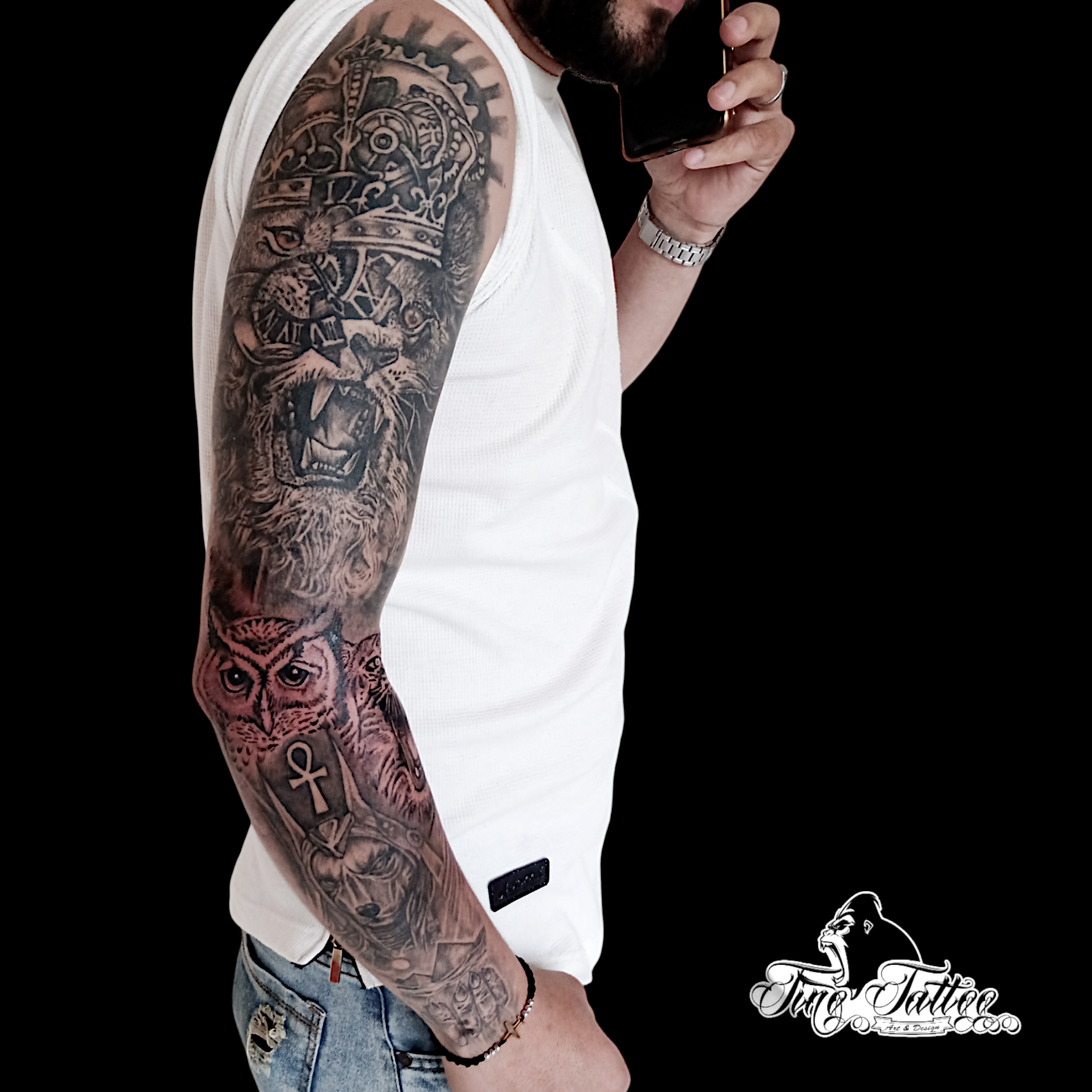Tatuaje blackwork de manga completa con león, corona y detalles simbólicos