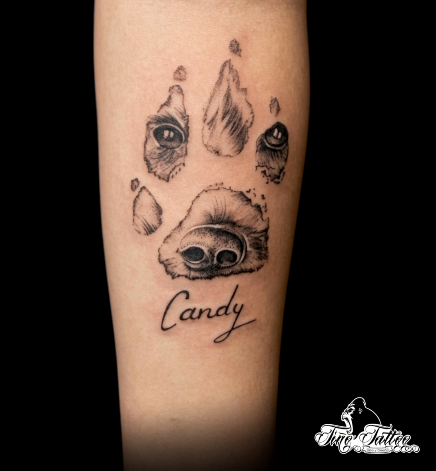 Tatuaje de huella de mascota con el nombre Candy