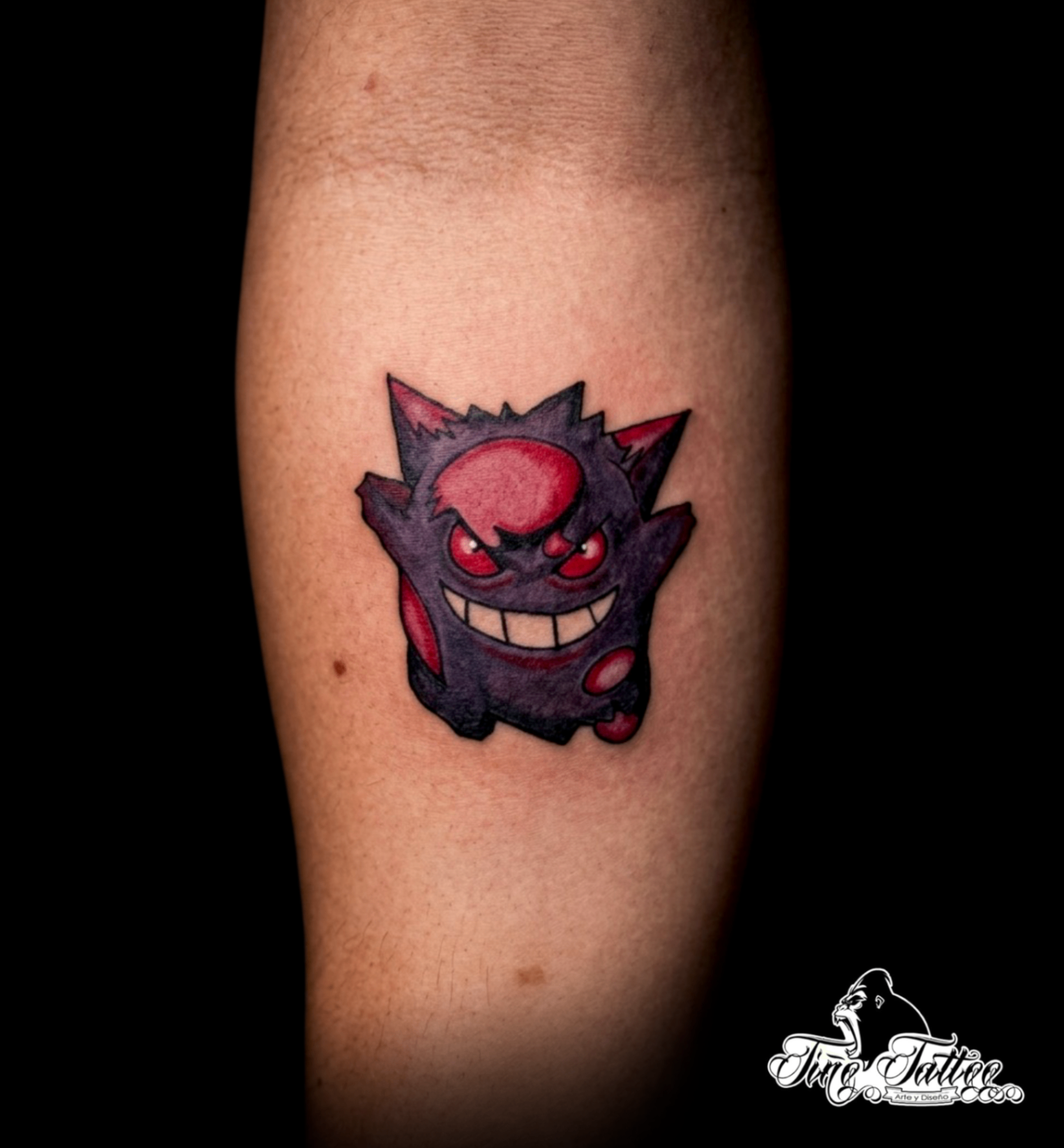 Tatuaje pequeño a color de Gengar estilo anime
