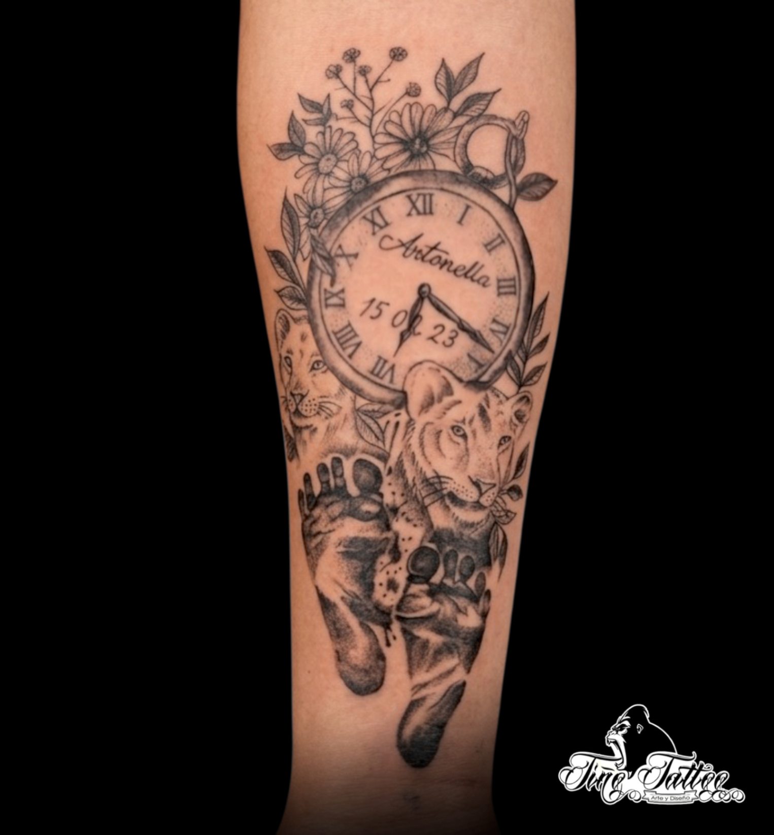 Tatuaje en negro y gris con reloj, flores y felinos
