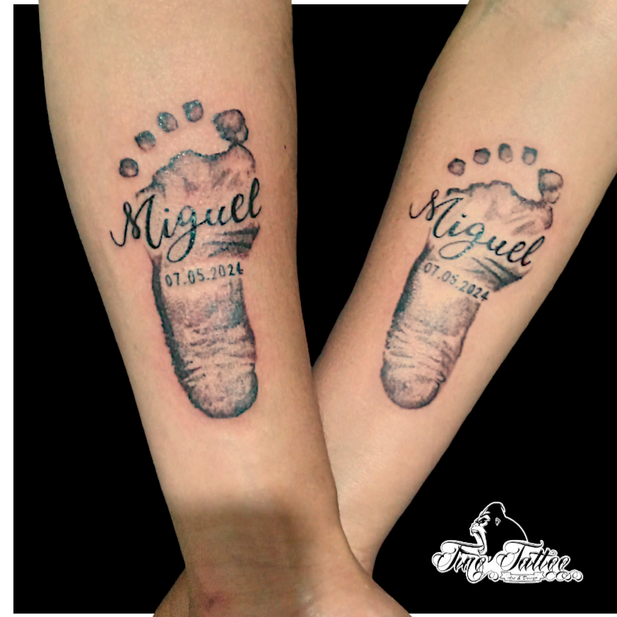 Tatuaje personalizado de huellas de bebé con nombre Miguel y fecha