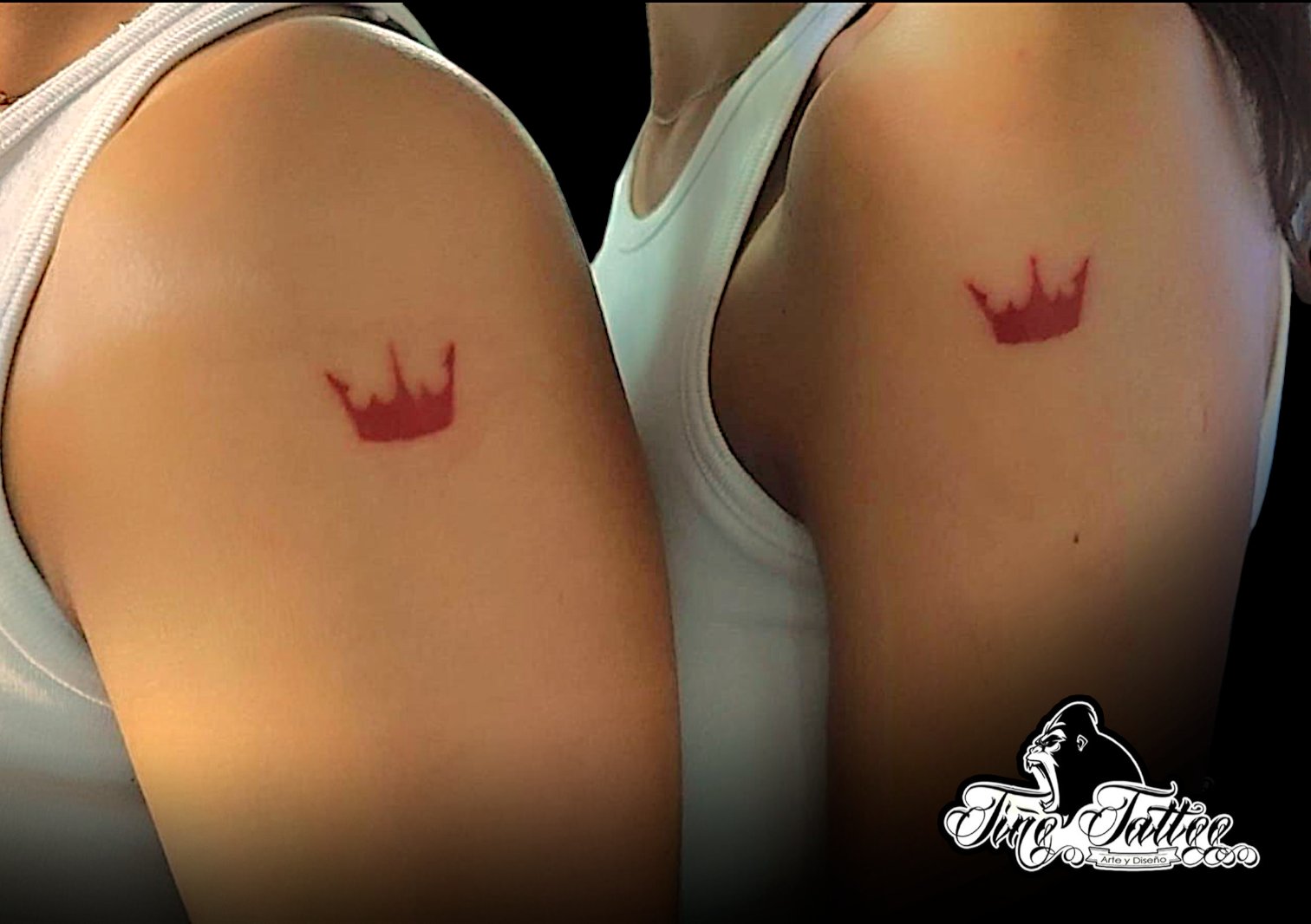 Tatuajes pequeños a juego de coronas rojas sobre los hombros
