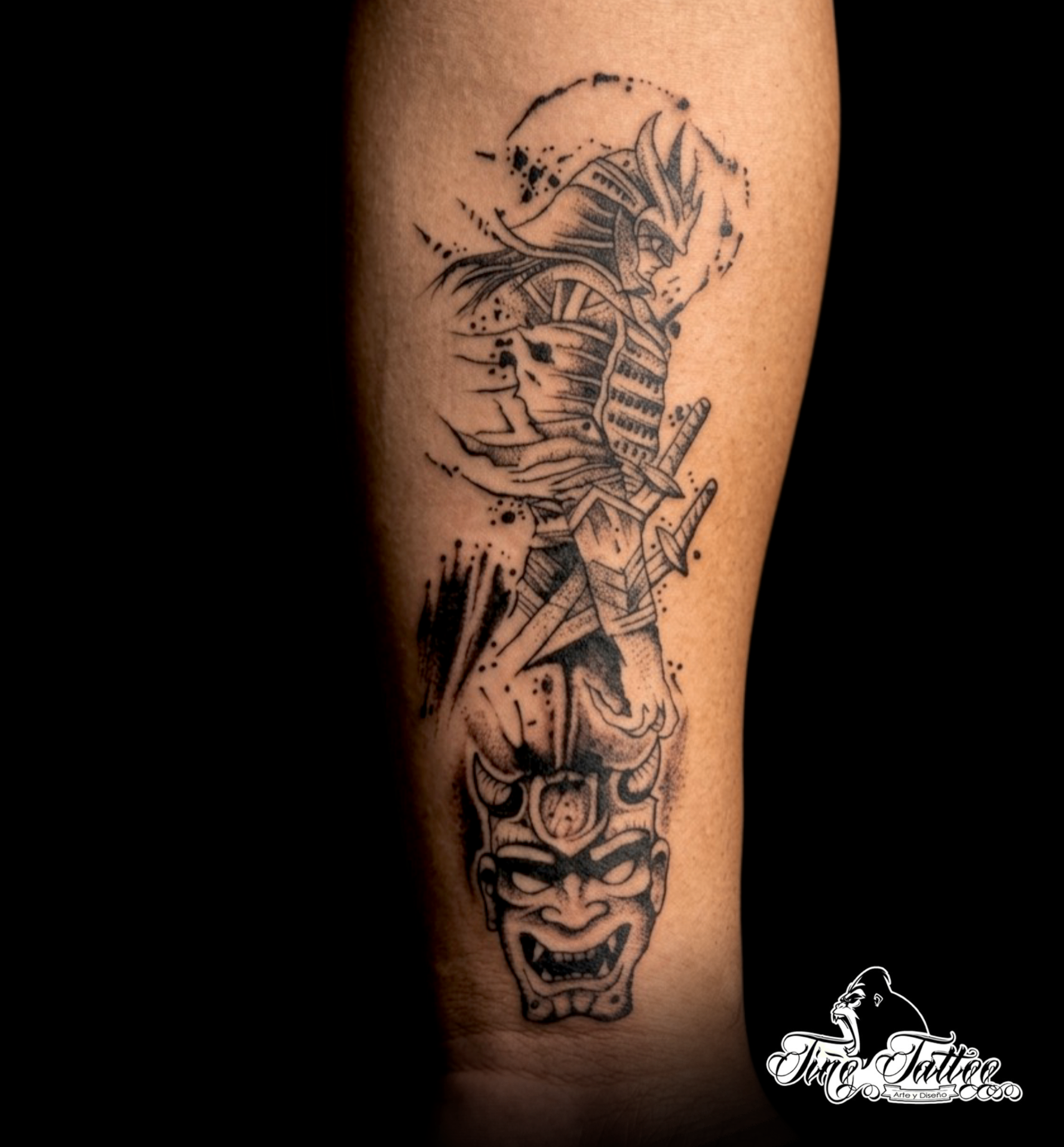 Tatuaje blackwork de guerrero samurái con espadas y máscara oni en composición vertical