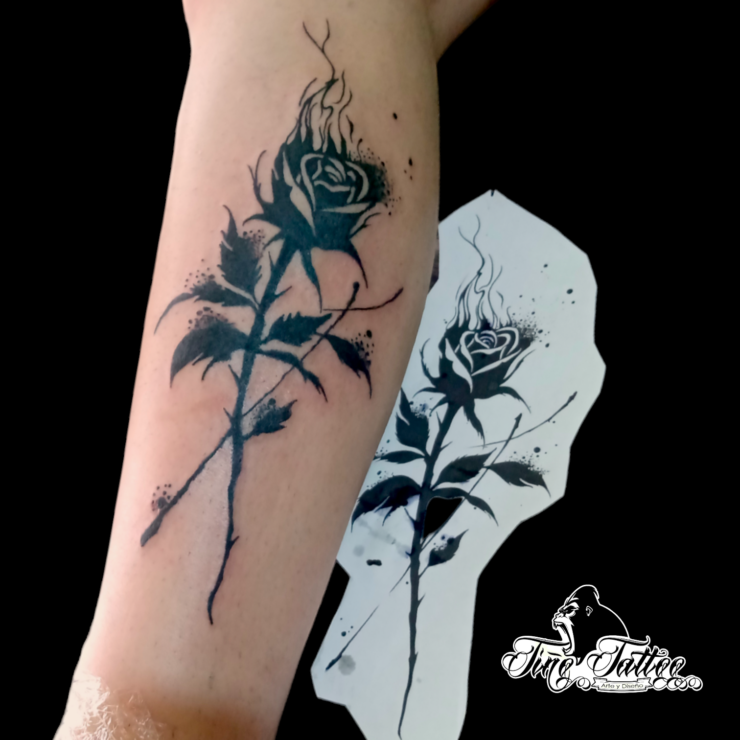 Tatuaje blackwork de rosa con referencia de diseño al lado