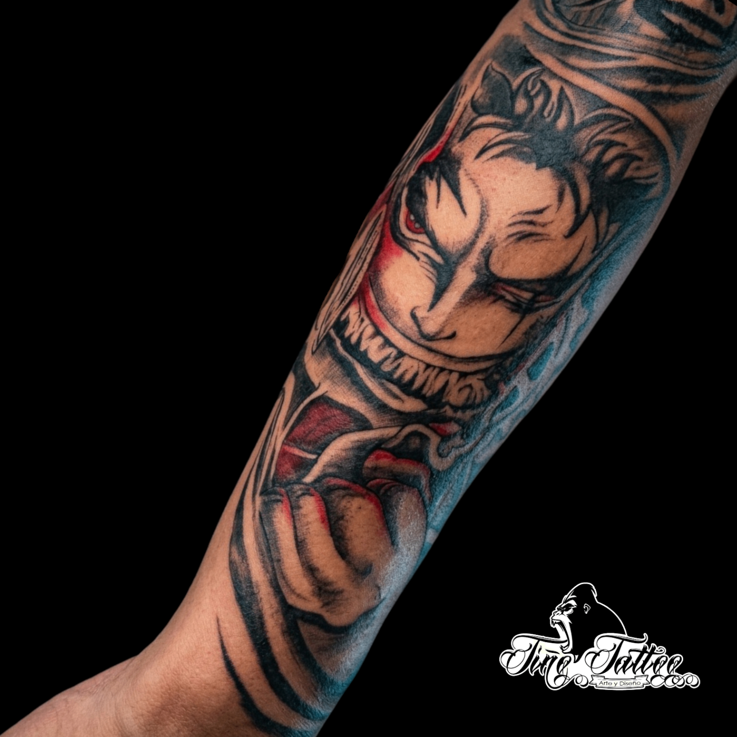 Tatuaje de personaje anime con tonos rojos y azules